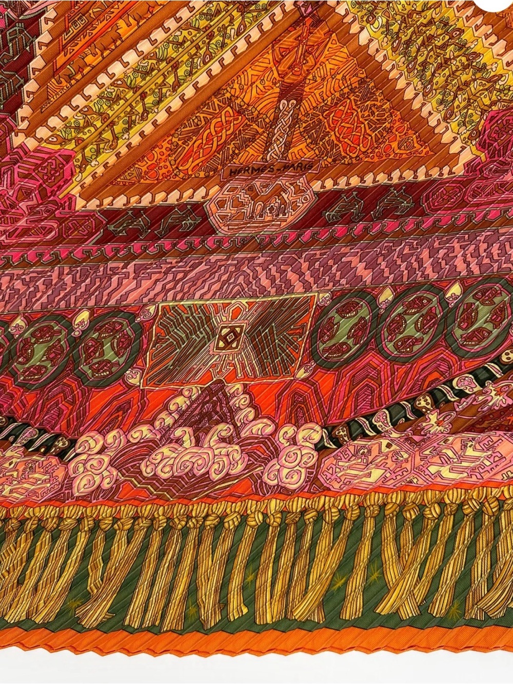 Hermès
Sur un Tapis Volant silk scarf